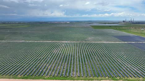 Sprawling-solar-farm-in-USA