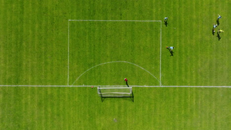 Vista-De-Arriba-Hacia-Abajo-De-Los-Equipos-Profesionales-Del-Campo-De-Fútbol-Jugando---Disparo-De-Drones