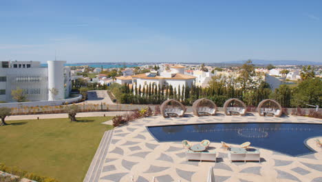 Lujoso-Destino-De-Vacaciones-En-El-Hotel-W-Algarve-Con-Piscina-Infinita-Al-Aire-Libre-En-Albufeira,-Portugal