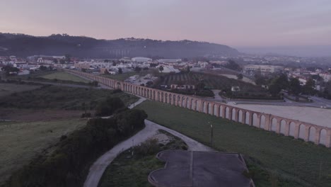 Weitwinkelaufnahme-Des-Römischen-Bewässerungssystems-In-Der-Mittelalterlichen-Stadt-Obidos,-Portugal,-Luftaufnahme