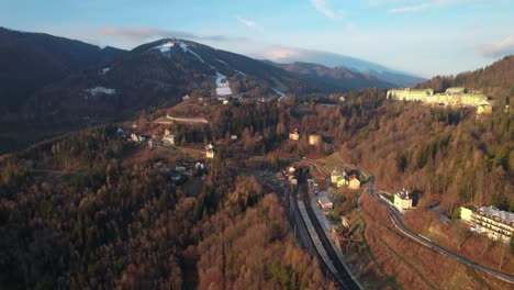 Bergstation-Semmering-Niederösterreich-Skigebiet,-Luftdrohnenansicht,-Goldene-Stunde