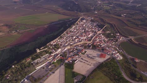 Aufgehende-Aufnahme-Der-Mittelalterlichen-Stadt-Obidos-Portugal-Am-Frühen-Morgen,-Luftaufnahme
