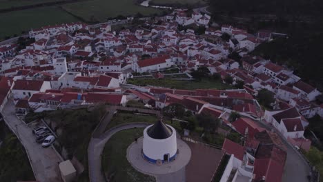 Vorwärtsfliegen-über-Der-Windmühle-Von-Odeceixe-Bei-Sonnenaufgang,-Luftaufnahmen
