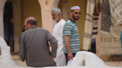 Un-Hombre-Viste-Un-Vestido-Musulmán-En-El-Oasis-De-Mʾzab,-Ghardaia,-En-El-Centro-norte-De-Argelia