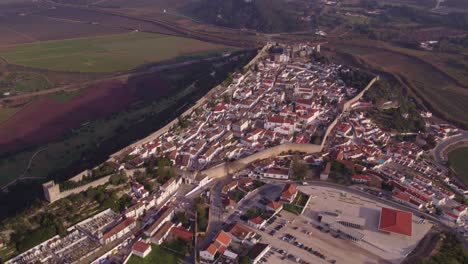 Weitwinkelaufnahme-Der-Mittelalterlichen-Stadt-Obidos-Mit-Mauer-Und-Festung,-Portugal