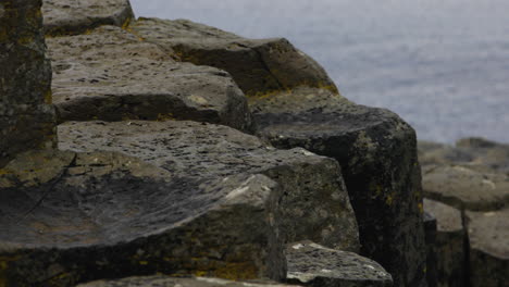 Naturwunder-Des-Vereinigten-Königreichs-–-Faszinierende-Sechseckige-Basaltsäulen