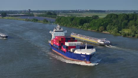 Blaues-„Energie“-Containerschiff-Und-Frachtschiff,-Das-Durch-Den-Fluss-Gravendeel-Kanal-Fährt