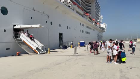 Touristen-Verlassen-Das-Kreuzfahrtschiff-MSC-Grandiosa-Für-Ausflüge-Im-Kreuzfahrthafen-La-Goulette-In-Tunesien,-Nordafrika