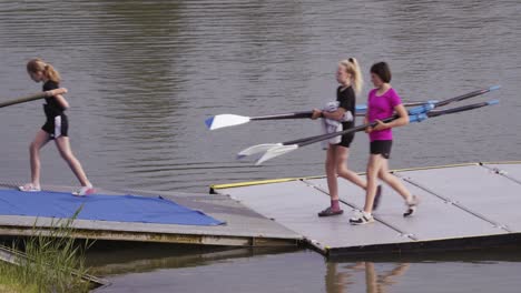 Girls-take-oars-off-the-dock-at-the-water-racing-rowing-channel