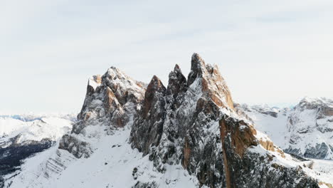 Luftaufnahme-Atemberaubender-Gipfel-In-Den-Dolomiten-Im-Winter-An-Einem-Hellen,-Bewölkten-Tag