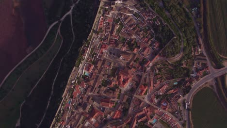 Von-Oben-Nach-Unten-Der-Gesamten-Mittelalterlichen-Stadt-Obidos-Portugal-Mit-Goldener-Stunde,-Luftaufnahme