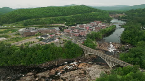 Río-Sereno-Y-Puente-Impresionante-En-Rumford,-Maine
