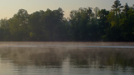 Kanu-Rast-Morgens-über-Einen-Nebligen-Fluss---New-River-Blacksburg,-Virginia