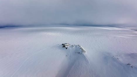 Luftlandschaftsansicht-Des-Schneebedeckten-Myrdalsjökull-Gletschers-In-Island,-An-Einem-Bewölkten-Abend