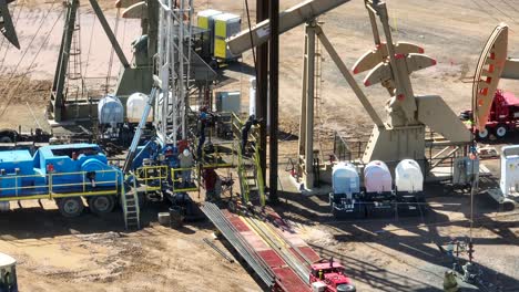 Männer-Arbeiten-Am-Öl-Fracking-Gelände