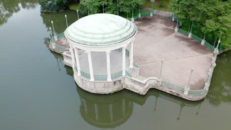 Kreisförmige-Luftaufnahme-Des-Musikpavillons-Im-Roger-Williams-Park-In-Providence