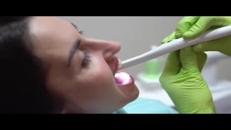 Nahaufnahme-Einer-Jungen-Zahnärztin,-Die-Den-Mund-Eines-Patienten-Mit-Einer-Intraoralkamera-Untersucht-Und-Ein-Bild-Auf-Dem-Bildschirm-Zeigt.-In-4k-Gedreht