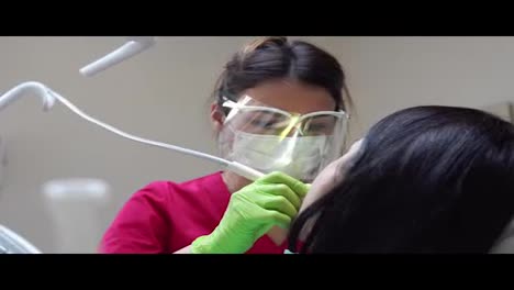 Frau-Bei-Der-Dentalhygienikerin-Erhält-Professionelle-Zahnaufhellung-Und-Ultraschallreinigung.-In-4k-Gedreht