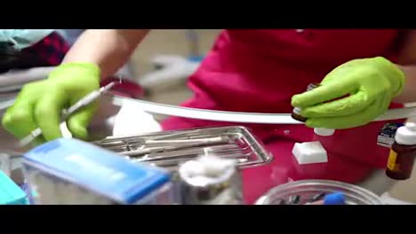 Nahaufnahme-Der-Hände-Einer-Frau-In-Handschuhen,-Die-Medikamente-Und-Ressourcen-Für-Die-Zahnbehandlung-Vorbereiten.-In-4k-Gedreht