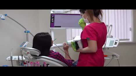 Dentista-Joven-Tomando-Radiografías-De-Mandíbula-Usando-Un-Dispositivo-Portátil.-Filmado-En-4k