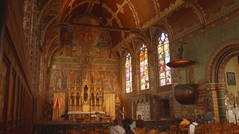Detalle-De-Arquitectura-Interior,-Altar-Y-Techo-De-La-Basílica-De-La-Santa-Sangre-En-Brujas,-Bélgica