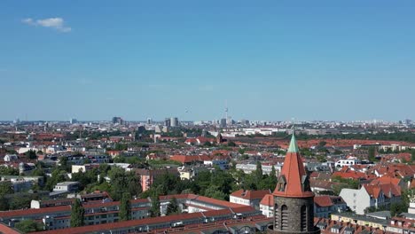 Wunderschöner-Luftflug-Von-Oben,-Lukas-Kirche,-Glockenturm,-Stadt-Berlin,-Steglitz,-Deutschland,-Sommertag-2023