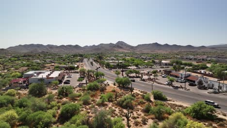 Coches-Circulando-Por-La-Carretera-En-Las-Zonas-Rurales-De-Arizona