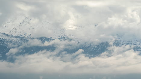 Zeitraffer,-Wolken-Und-Schneebedeckte-Berggipfel,-Europäische-Alpen-An-Wintertagen