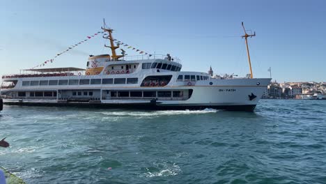 Ferry-boat-leaving-Eminonu-Pier-Kadikoy,-Istanbul,-Turkey