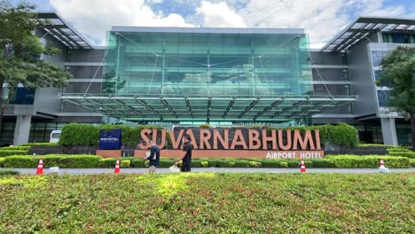 Vista-Frontal-De-La-Entrada-Principal-Del-Aeropuerto-Novotel-Bangkok-Suvarnabhumi