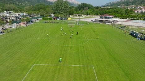 Vista-Aérea-Del-Torneo-De-Fútbol-En-Baska,-Krk,-Croacia---Campo-De-Fútbol