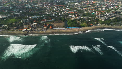 Batu-Bolong-beach-in-Canggu,-Bali,-famous-surfer-destination-with-big-waves