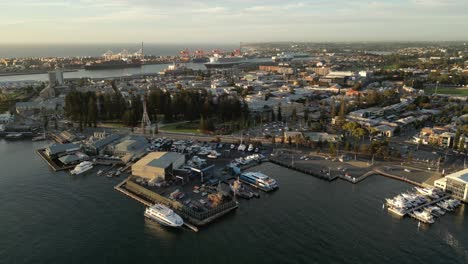 Drohnenansicht-Des-Wunderschönen-Yachthafens-Mit-Luxusyachten-Im-Hafen-Von-Fremantle,-Australien-–-Dolly-Aufnahme