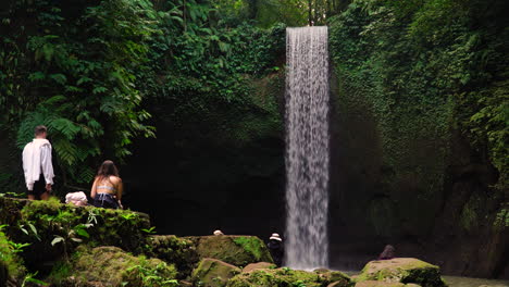 Touristen-Tauchen-Ein-In-Die-Schönheit-Des-Tibumana-Wasserfalls-Auf-Bali