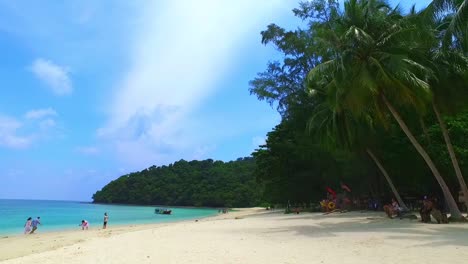 Playa-Paradisíaca-De-Arena-Blanca-Con-La-Isla-De-Langkawi-Malasia
