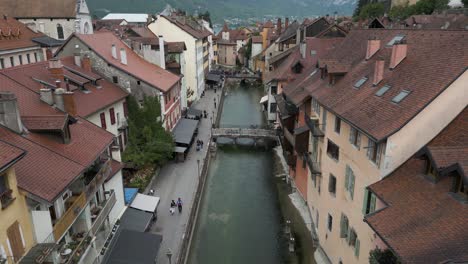 Kanalfluss-In-Der-Schönen-Europäischen-Stadt-Annecy,-Frankreich-–-Filmische,-Aufklappbare-Luftaufnahme