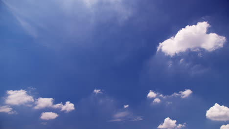 Geschwollene,-Flauschige-Weiße-Wolke-Und-Zuckerwatte-Cumulus-Wolkenlandschaft,-Die-Sich-Auf-Einem-Schönen,-Sonnigen,-Klaren,-Blauen-Himmelshintergrund-Im-Sommersonnenlicht-Und-Sonnenstrahl-Am-Sonnenscheintag-Bewegt