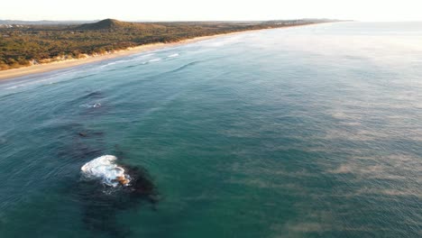 Meeresnebel-Am-Morgen-Am-Coolum-Beach,-Queensland,-Australien,-Luftaufnahme