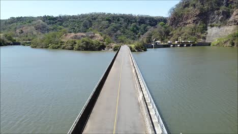 Lange-Zementbrücke-über-Den-Stausee-In-Costa-Rica,-Großer-Teich