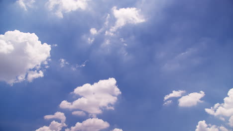 Schöner-Blauer-Himmel-Mit-Wolken-An-Einem-Hellen,-Sonnigen-Tag-Für-Abstrakten-Hintergrund