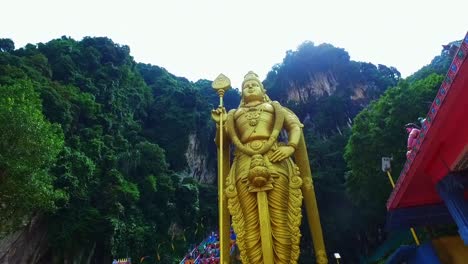 Giant-Golden-Murugan-Statue-Outside-the-Batu-Caves