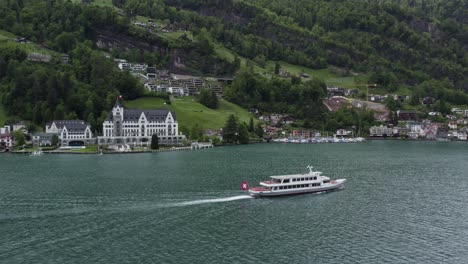 Impresionante-Cruce-En-Ferry-Por-El-Lago-De-Lucerna-En-Un-Hotel-De-Lujo