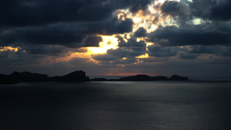 Zeitraffer-Vorbeiziehender-Wolken-Mit-Sonnenaufgang-In-São-Lourenço,-Madeira