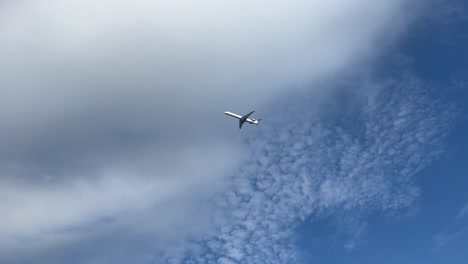 Jet-Blanco-De-Tamaño-Medio-Disparado-Desde-El-Suelo-Acercándose-Al-Aeropuerto-De-Menorca,-España