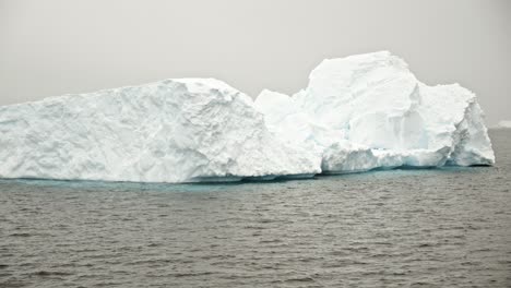 Amazon-Aufnahme-Eines-Eisbergs-Oder-Eisschwimmens