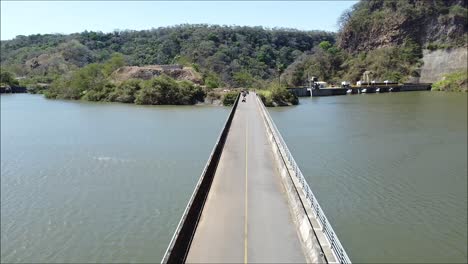 Großer-Teich,-Lange-Zementbrücke-über-Den-Stausee-In-Costa-Rica
