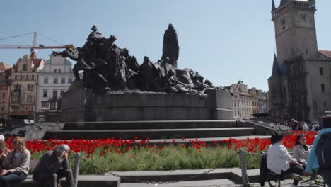 El-Memorial-De-Jan-Hus-En-La-Plaza-Del-Casco-Antiguo-De-Praga,-República-Checa