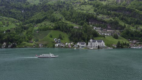 Ferry-En-El-Lago-De-Lucerna-Por-Vitznau-En-Las-Montañas-De-Los-Alpes-Suizos,-Suiza---Antena