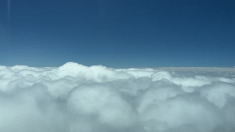 Flug-Auf-Augenhöhe-Vorwärts-über-Die-Wolkendecke-Mit-Blauem-Himmel