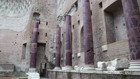 Ein-Kameraschwenk-Der-Fassadenwände-Und-Säulen-Des-Tempels-Der-Venus-Und-Roms,-Einer-Beliebten-Touristenattraktion-Im-Antiken-Rom,-Italien